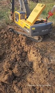 Filling the JDM EC360 hydraulic RC excavator with hydraulic oil is always satisfying 😋😋 #jdm #rccars #hydraulic #rchobby #rcconstruction #rcvehicles | JDModel RC construction truck