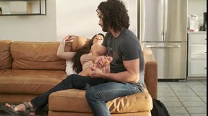 Jolla llega agobiada del trabajo y Mark la ayuda a relajarse