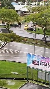 27K views · 81 reactions | 美里除夕日迎来长命豪雨，截至早上8时，雨势越来越大 根据网民上载脸书的视频，甘榜勒冷武吉，即哥伦百乐酒店路段出现山崩现象。 | Sin Chew Sarawak 砂拉越星洲日報 | Facebook