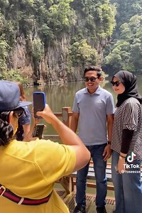 195K views · 5.2K reactions | #Ipoh Pasangan ni minta tolong brader baju kuning tu tangkap gambar di Tasik Cermin tempoh hari. Ghopenya, lelaki itu adalah Remy Ishak  Semua pengunjung tak perasan, sampailah video Tiktok isteri Remy ni tular. | VIRAL PERAK | Facebook