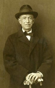 Un día como hoy #14noviembre de 1946, falleció en Alta Gracia, Provincia de Córdoba, Argentina Manuel de Falla y Matheu (69 años), fue compositor y pianista español. Autor de: “El amor brujo”, “El sombrero de tres picos” y “Noches en los jardines de España”, entre otros. Caballero de la Legión de Honor. Gran Cruz de la Orden Civil de Alfonso X el Sabio (1940). 🎼 #ManueldeFalla | Efemérides Universales