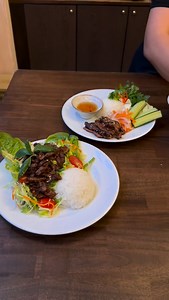 Vidste du at vores kød til spicy oksekødssalat og citrongræs gris er vendt i hjemmelavet marinader som er en af Anhs bedste opskrifter. Hun har udviklet dem de sidste 20 år og har løbende forbedret dem. Ps. vores spicy oksekødssalat og citrongræs gris er de mest populære retter 🥩🥗🍚🥢 Anh’s Vesterbrogade 134 https://anhs.dk/ . . . . #anhsspiseri #vietnamesefood #vietnamesiskmad #vesterbrogade134 | Anh's Spiseri