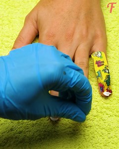 42K views · 59 reactions | Idées astucieuses : ongles soignés et rayures blanches impeccables pour une french manucure | Fabiosa France | Facebook