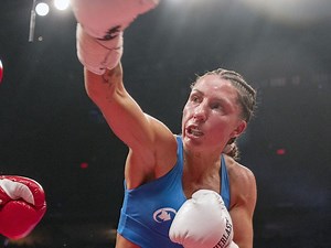 Boxing: Kim Clavel dominates Mayela Perez