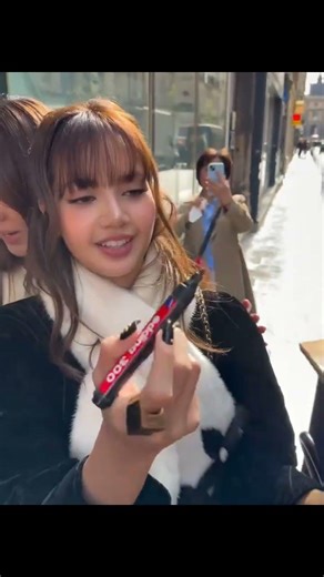 Lisa Looking just wow🖤🥰 #lisadoll25 #lisa #shortsfeed #shorts