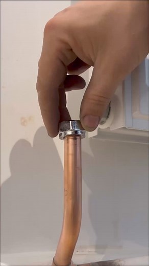 Installing a radiator valve using my favourite spanner! #asmr #plumbing #toolbag #pipes #tools #cleancopper #copper #handtools #work #diy #howto #plumber | Plumber mm CO 2.0