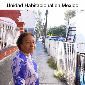 VIVIENDA SOCIAL EN XOCHIMILCO | Casas de Suscriptores | Ulises Linares En este video, Ulises, uno de nuestros suscriptores, nos invitó a conocer su hogar en la Unidad Habitacional Justicia Social, ubicada en la delegación Xochimilco, Ciudad de México. Este proyecto de 100 viviendas de interés social nos ofrece una perspectiva única sobre cómo las personas adaptan sus espacios para reflejar sus propias identidades. Cada casa cuenta con un lote de 9 x 10 metros y está conectada por andenes peatona