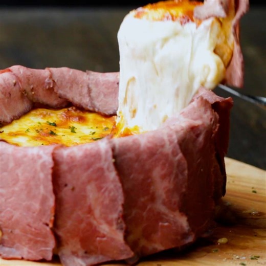 2.6K views · 113 reactions | 肉の壁からチーズたっぷり♡肉シカゴピザ / Meat Chicago Pizza レシピはこちら！https://bzfd.it/3Dnc85p 作ったらコメント欄に写真を投稿してくださいね！✨ | Tasty Japan | Facebook