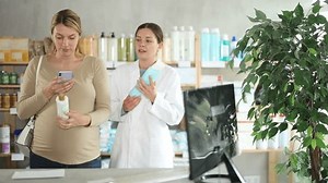 Schwangere Frau Scannen QR-Code für Shampoo: Stockvideos & Filmmaterial (100 % lizenzfrei) 3947595469 | Shutterstock