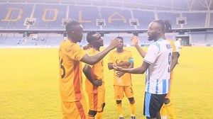 52K views · 1.1K reactions | Fiston Mayele Interacting with Power Dynamos Players The Congolese hitman spent time with the Power Dynamos squad after Pyramids’ 1–0 CAF Champions League victory at Levy Mwanawasa Stadium in Ndola yesterday.  : Emmanuel The Soccer Brain | Football DNA | Facebook