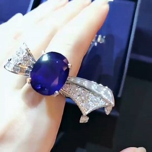 Beautiful Blue Monday with Anna’s latest creation - Ribbon Kashmir sapphire ring #masterpiece #creative #design #magnificent #blue #kashmir #rare #sapphire #diamond #organic #nature #ribbon #annahu | Anna Hu Haute Joaillerie