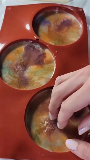 Throwback to when @elenacorradinoart created these AMAZING alcohol ink coasters 🤯 I mean wow, such amazing work. Want to see the timelapse? The Artist: @elenacorradinoart on Instagram. | Promise Epoxy