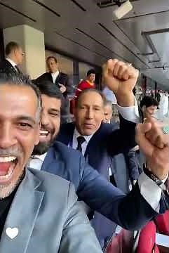 أحتفال السفاح يونس محمود وعدنان درجال بعد صافرة نهاية المباراة بفوز منتخبنا على المنتخب الياباني💪✌️