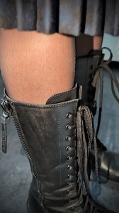 Hätte auch gern diesen Rock, perfekt für den Winter. Den würde ich sogar als Mann tragen. Haben wir damals Second Hand gekauft und diese Marke gibt es leider nicht mehr. #schnürstiefel #schwarzestrümpfe #winterfashion | Esther Pango