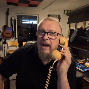 ALLA som gillar musik i allmänhet och Time To Rock Festival i synnerhet bör lystra nu. Denna intervju är en försmak av min karriär som programledare för "Sungen's Hörna, TIME TO TALK" Jag kommer i sommar träffa några av de stora rockstjärnorna som har förärat ovan nämnda festival med ett besök den 4-7 Juli-2025. Vill du vara där och lyssna när jag grillar dom med min skjutjärnsvassa journalistik. Köp då en VIP-biljett till Time to rock festival innan dom tar slut. #sungen #timetorockfestival #ti