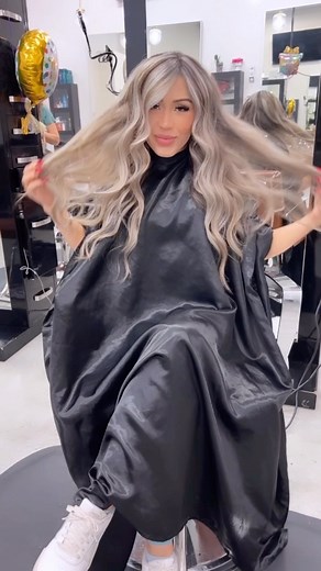 Sandy Velazquez | on Instagram: "Mini curl tutorial 🫶 also color done by me 🤓 #salon #styling #hairstyles #haircolor #curlyhair #curl #curlyhairstyles #model #trending #music #beauty #salon #arizona #highlights #blonde #transformation"