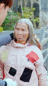 Cụ già ăn vạ trước đầu ô tô và cái kết | Boss Media