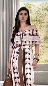 Vestido longuete em mix geométrico e listrado, nos tons elegantes de marrom, nude e rose. Com shape ombro a ombro e máxi babado que valoriza o colo, cintura marcada e abertura lateral que traz leveza e sofisticação. Um look versátil que transita com charme do trabalho aos almoços especiais. ❗️Sandália Arezzo ❗️Bolsa Arezzo (38)99862-8677-João Pinheiro (38)99889-9152-Paracatu (38) 99987-6382-Unai Compre presencial ou pelo WhatsApp #mariapinheirobrasil #jaquero #vocelinda #vestidolindo #semprelind