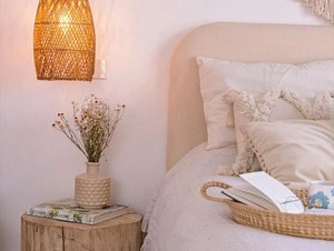 El poder de las mesitas de luz: ideas para decorarlas con onda y funcionalidad