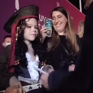 Johnny Depp recently appeared at the Deauville American Film Festival in France, and footage captured of the actor interacting with a young Pirates of the Caribbean fan on the red carpet is going viral on social media. ❤️ | Hot102