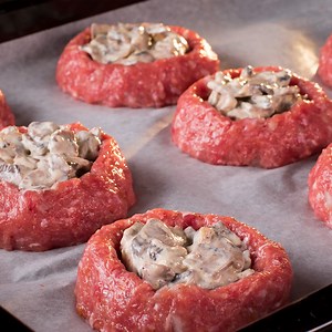 Carrrne suculenta ciuperci proaspete = parjoale de neuitat! Vezi aici rețeta completă =>http://savuros.info/recipe/carrrne-suculenta-ciuperci-proaspete-parjoale-de-neuitat/ | Savuros.TV