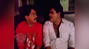 3.1M views · 18K reactions | आज #FunnyFriday मध्ये घेऊन आलो आहोत विनोदवीर अशोक सराफ आणि लक्षमीकांत बेर्डे यांच्या वर चित्रित हा कॉमेडी सीन. ओळख पाहू कोणत्या चित्रपटातील हा सीन आहे? | Rajshri Marathi | Facebook