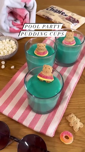 Summer☀️ Pool Party Pudding Cups = Recipe for a Fabulous Day! #Hershey #HersheyCanada #HersheysChipits #ChipitsCreations #BakeWithChipits #Chipits #ChipitsCanada #SummerVibes #SummerRecipes #PoolParty #SummerSnacks #PuddingCups #PartySnacks #SummerDessert #Summer #WhiteChocolate #WhiteCreme | Hershey's Chipits