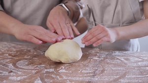Mom Daughter Honing Their Pizza Making: vídeo stock (100% livre de direitos) 3747573249 | Shutterstock