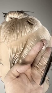 THE ICONIC PIXIE HAIRCUT TUTORIAL 🇺🇸 Short hair was already a sign of real strength and independence - only after the First World War in the 1920s did women start wearing short hairstyles (mostly bob with perm). They stood for the working, active woman and were a sign of the liberation from old social structures. It got even shorter in the 1960s. The model Twiggy made the pixie famous. That too was a real revolution, after all really short hair was only for men at that time. But Twiggy and her