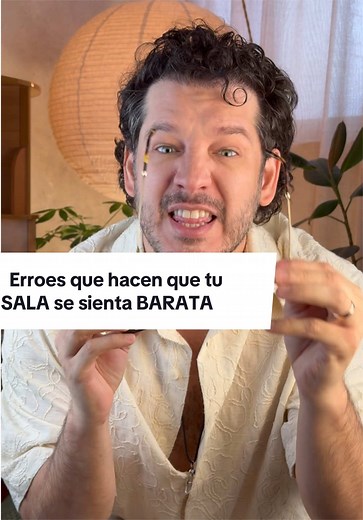 cosas y detalles simples que hacen que tu casa o recamara se sientan baratas! y como solucionarlo con poco presupuesto... cortinas cortas, impresiones de cuadros famosos, pisos en formatos chiquitos, y obviamente el peor error de todos... no seguir a este muñeco que siempte te dira tus verdades incomodas LAURA jijiji mas veneno en mi perfi #decoracion #diseñodeinteriores #remodelacion #arquitectura #humorespañol