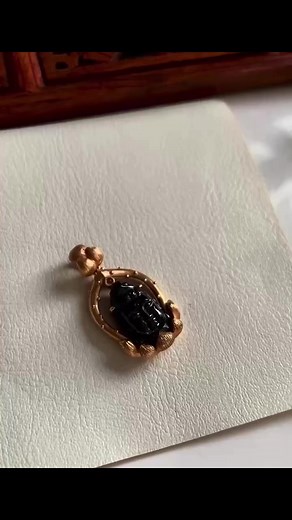 18k inlay of high quality omphacite Ink Guanyin holy statue, good seed water, black, all green, the overall size: 28.4-15-6.7, naked stone: 14.6-8-6 LUT04 | Myanmar A-Grade Awethentic Jadeite