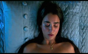 Margaret Qualley, Geraldine Viswanathan Lesbian, Breasts Scene in Driveaway Dolls