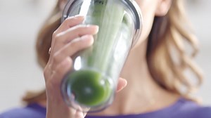 Les cups rendent la cuisine avec Vitamix encore plus créative ! à vous les sauces, dips, poudres, moutures, légumes et herbes hachés, tartinades, et smoothies to go ! des petites quantités à faire facilement, les cups qui vous simplifient la vie. Profitez de l'offre du moment, elles sont offertes avec votre vitamix ! #vitamix #vitamines #cuisine #recette #blender #faitmaison #summerfood #food #astucecuisine #Veggie | Vitamix France