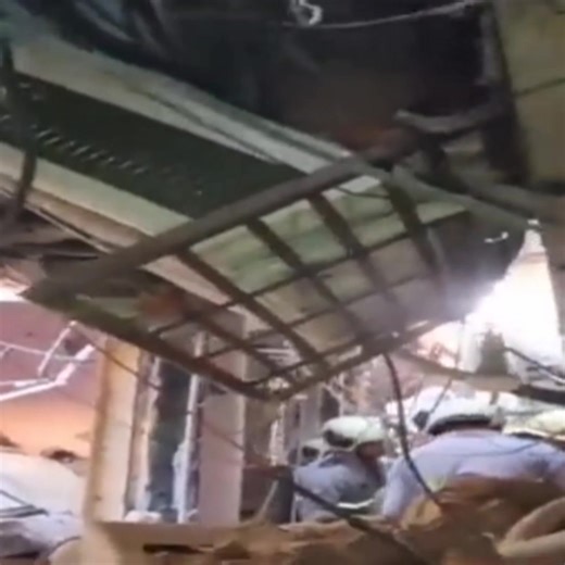 Tragedy struck in Chembur, Mumbai, as five houses crumbled in the aftermath of a gas cylinder explosion. Amidst the chaos, heroic efforts led to the successful rescue of 11 individuals. The incident has sent shockwaves through the community, prompting reflection on the importance of safety measures. #gasexplosion #mumbai Video source : From Internet | Speak Out