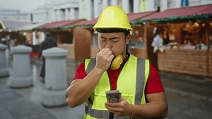 Ein Mann, der auf einem städtischen: Stockvideos & Filmmaterial (100 % lizenzfrei) 3879761703 | Shutterstock