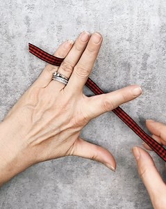 Finger Bows #easycrafts #bows | Shabby Chic Vanlife /crafted on the road