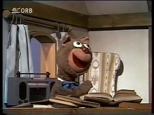 7.5K views · 293 reactions | Spielhaus - Schlappa hat einen Vogel  | Schönen Grüße aus dem Osten | Facebook