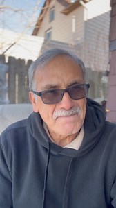 Aquel verano — 1975 es un poema sobre el primer amor, la inocencia que se va sin aviso y las despedidas que llegan demasiado pronto. Un recuerdo donde el tiempo parecía eterno, pero solo duró una tarde. Versos que hablan de miradas sinceras, juegos de barrio y ese temblor que deja el amor cuando pasa por primera vez… y nunca se va del todo. #AquelVerano #PrimerAmor #PoesíaRomántica #PoemaNostálgico #RecuerdosDeInfancia #AmorDeVerano #PoesíaDelAlma #AmorYDespedida #PoemasQueDuelen #MemoriaEmocion