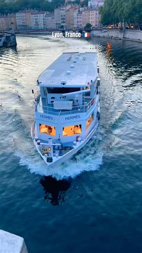 Hermès II floating #restaurant cruising the #Rhône and #Saône rivers with panoramic views #Lyon 🇫🇷