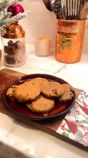 Must Try Millet Ginger 🍪 Cookie Recipe Beyond their deliciousness, 🌾 millets are a nutritional powerhouse. 💪Welcome the New Year on a healthy note! 👩‍🍳 Ingredients: Butter, unsalted: 75 gm Jaggery/Country sugar/Organic cane sugar: 150 gm Whole Wheat Flour: 100 gm Sanjeevini Health Mix (available at IshaLife.com, or any millet flour of your choice): 100 gm Chocolate Chips: 75 gm Dry Ginger powder: 2 tbsp Baking soda: 1/2 tsp Vanilla Essence: a few drops Salt: a pinch All-purpose flour: 2 tbs