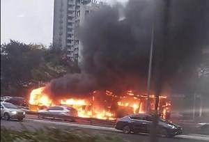 Ônibus para o festival The Town pega fogo em SP; vídeo