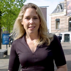 8.9K views · 15 reactions | In deze DocTalks-aflevering spreekt Elena Lindemans met Ilvy Njiokiktjien over haar nieuwe documentaire 'Born Free': een film over de generatie van Zuid-Afrika die zonder Apartheid zijn opgegroeid. Waarom koos ze voor zoveel personages? En waarom liet ze de extreemrechtse groep Afrikanen uit haar fotoserie niet in de docu zien? Kijk de DocTalks aansluitend op de documentaire op NPO 2 extra. bit.ly/doctalksbornfree | NPO Doc | Facebook