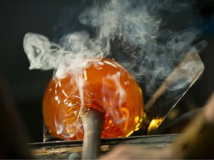 At Saint-Louis, the hot workshop - when and whereby crystal glass is produced under high temperature - is the essence of the central hall, the beating heart of the workshop. The melting of the crystal takes place at 1450 ° C in the form of a malleable incandescent lava. The glassblowers are like ogres with the finesse of embroiderers, they are men and women with lung power, whose breath kisses and kindles the orange mass at the end of the blowpipe. | Saint-Louis Crystal