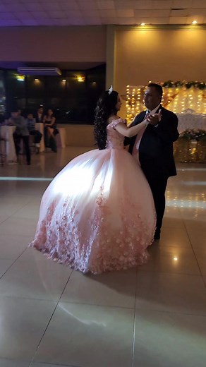 16K views · 259 reactions | Hermoso Vals con su primer amor, el primer hombre en amarla y en sostenerla en sus brazos... Papá ❤️ XV Años de Princesa Sheyla 殺 #elangeldetusrecuerdos #elangeldetusxv #elangeldetuevento #quinceañeras2023 #fotografiayvideo #ProduccionesDAngelFilm #misxv #PiedrasNegras #videoprofesional #fotografiaprofesional | Producciones D'Angel Film | Facebook