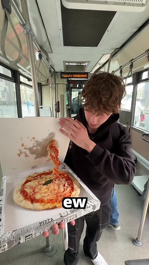 Ordino una Pizza su un Autobus 🍕: Possibile?