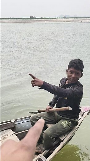 Watch how these boys found coins from a boat using magnets 😱🧲 #trending #gangamagnet #shortvideo