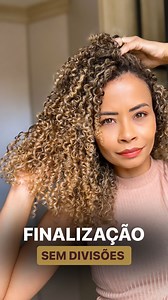 Você finaliza os cachos e precisa usar ele para o mesmo lado? NÃO MAIS🤗 Separar o topo da cabeça e fizer a fitagem jogando as mechas para trás fará TODA diferença 🤩 Já sabia dessa dica? #finalizacaodecachos #caceadas #cachosbrasil | Leticia Rodrigues