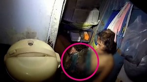 Frau in Python-Würgegriff gefangen