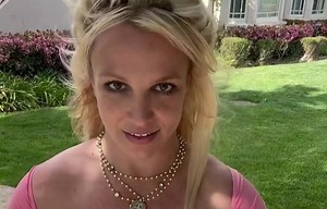 Britney Spears Shows Off Massive Cleavage and Booty in Thong Photos - BlackSportsOnline
