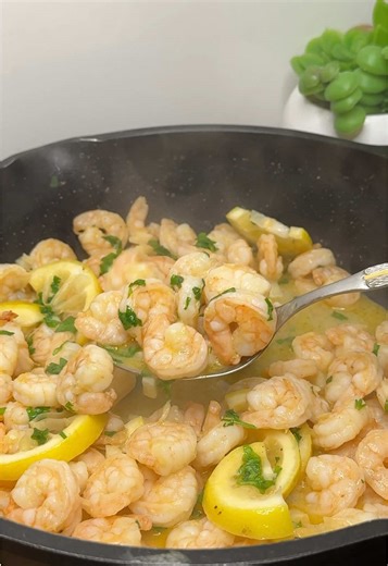 Creveți în sos de unt și usturoi gata în 5 minute